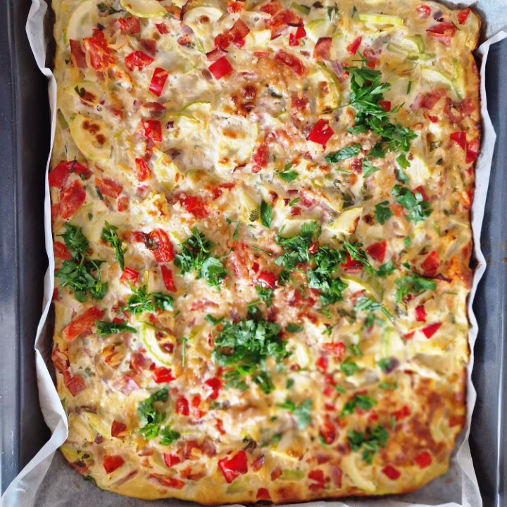 Giga Omlet z Cukinią, Szynką i Makaronem Orzo