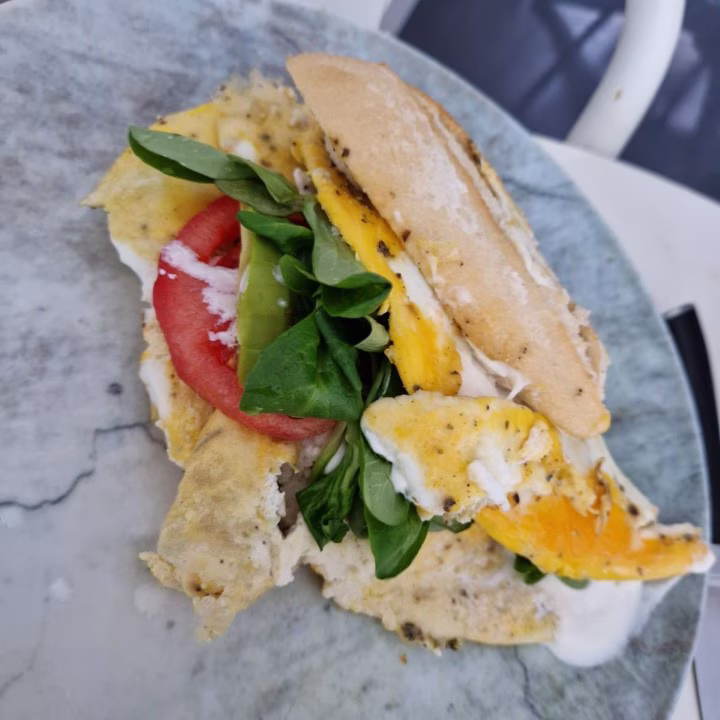 Omleto-Kanapka z Szynką i Awokado