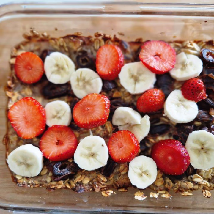 Pieczona Owsianka Bananowo-Orzechowa z Daktylami